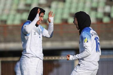 برد بانوان ملوان در مقابل کانی کردستان